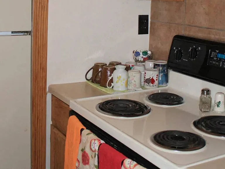 Colonial Village Apartments — Photo 23