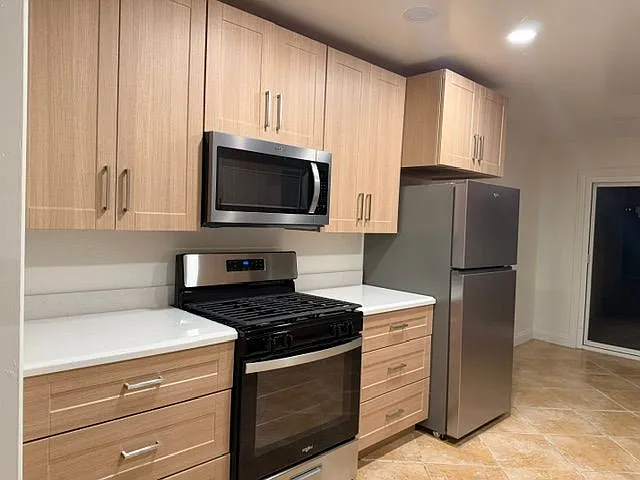 3 bed, 2.0 bath, 1417 sqft, $3,800 — Photo 3
