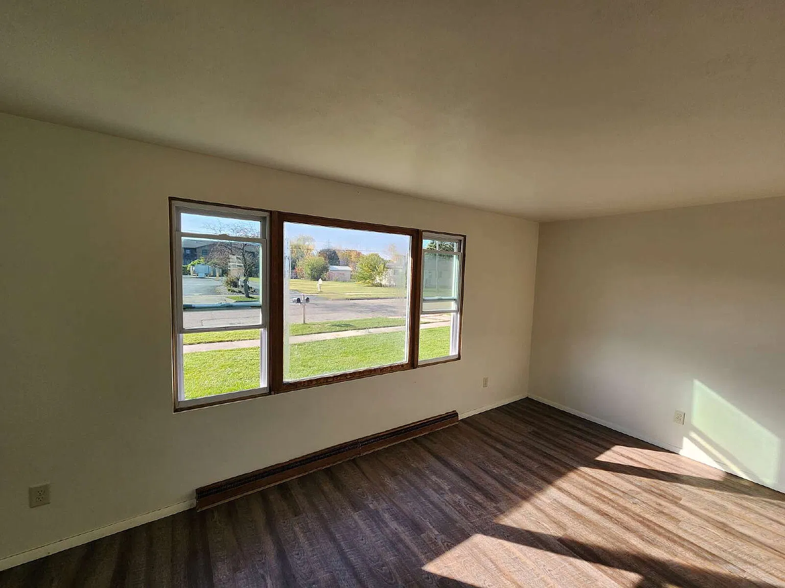 2 bed, 1.0 bath, 833 sqft, $1,200 — Photo 2