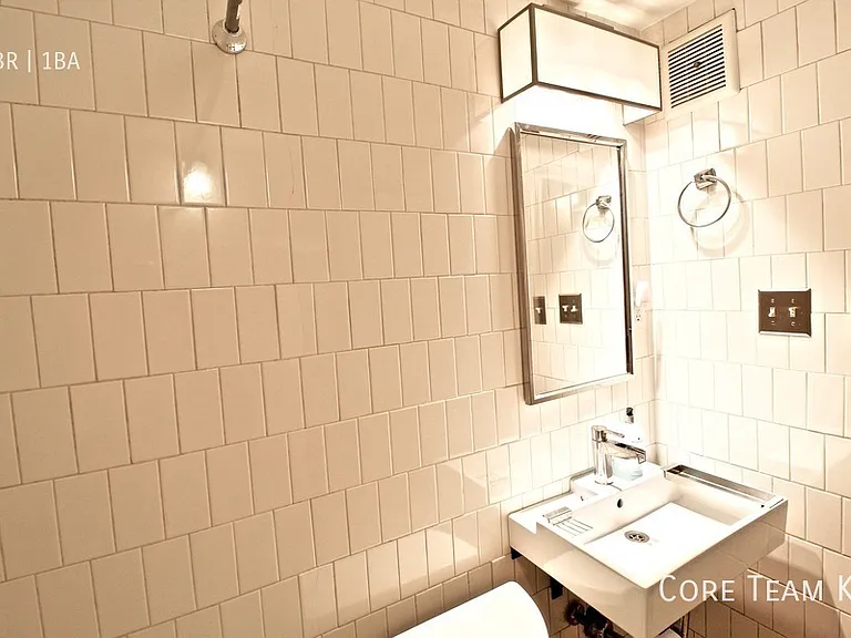 1020 W 44th St #6 — Photo 22