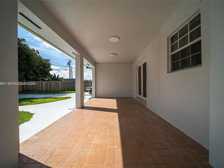 501 SW 120th Ave — Photo 25