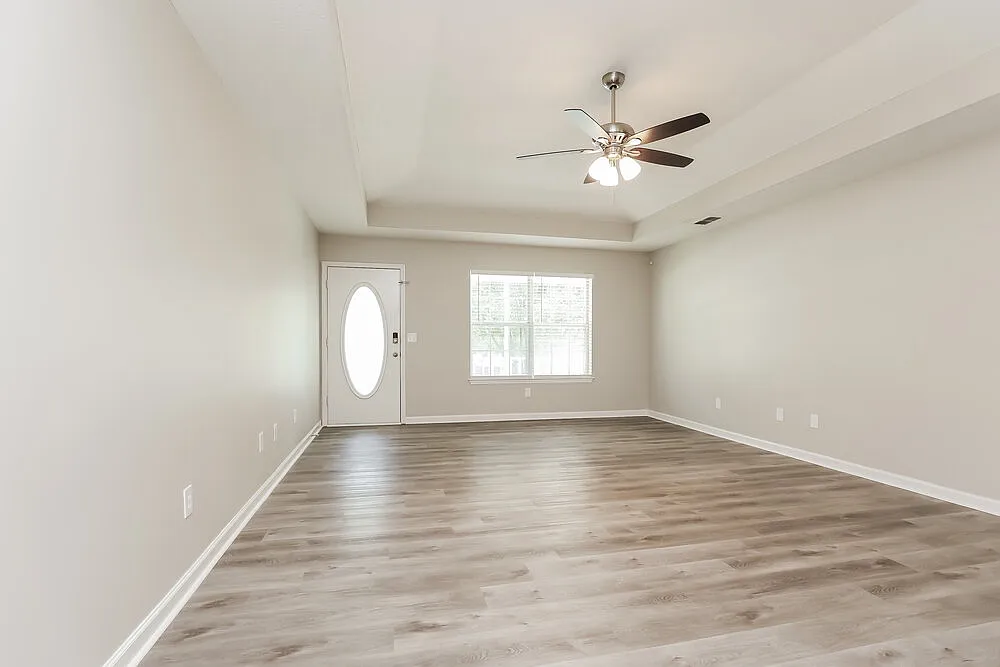 3 bed, 2.0 bath, 1832 sqft, $2,345 — Photo 3