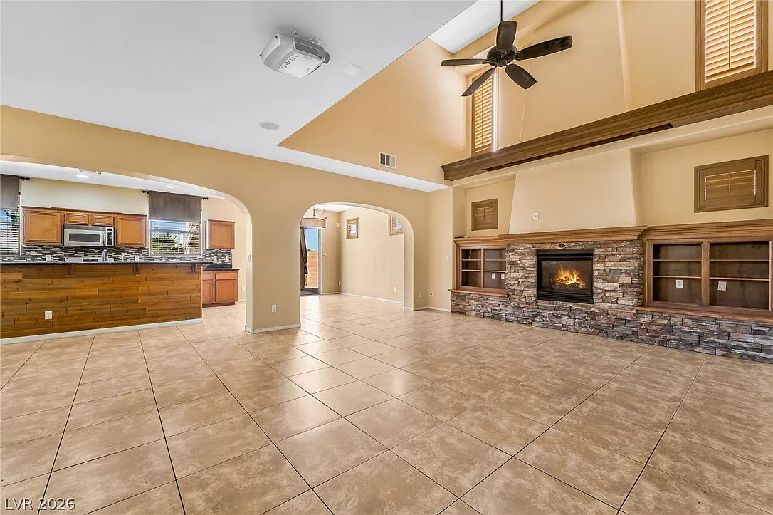 4 bed, 2.5 bath, 2533 sqft, $3,300 — Photo 3