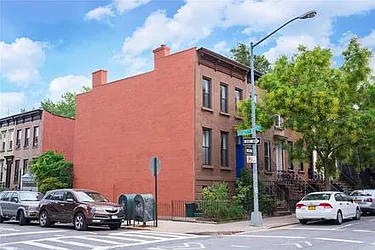 287 Hoyt Street in Carroll Gardens