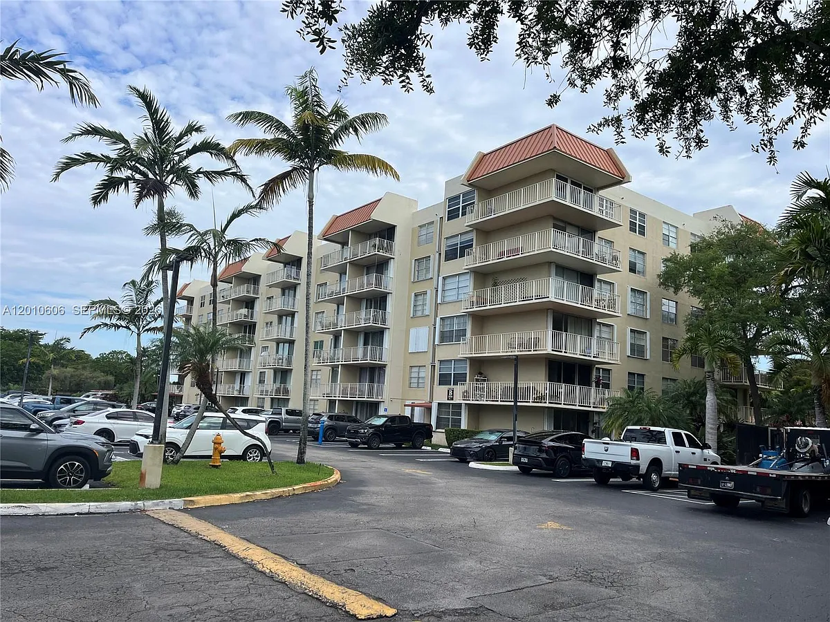 Building Photo - 13120 SW 92nd Ave #B-208