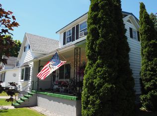 1006 Kosciusko St, Manistee, MI 49660