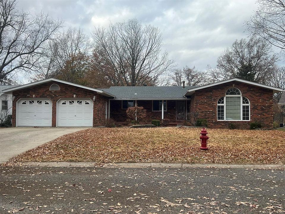 1st image of 18 White Oak Dr