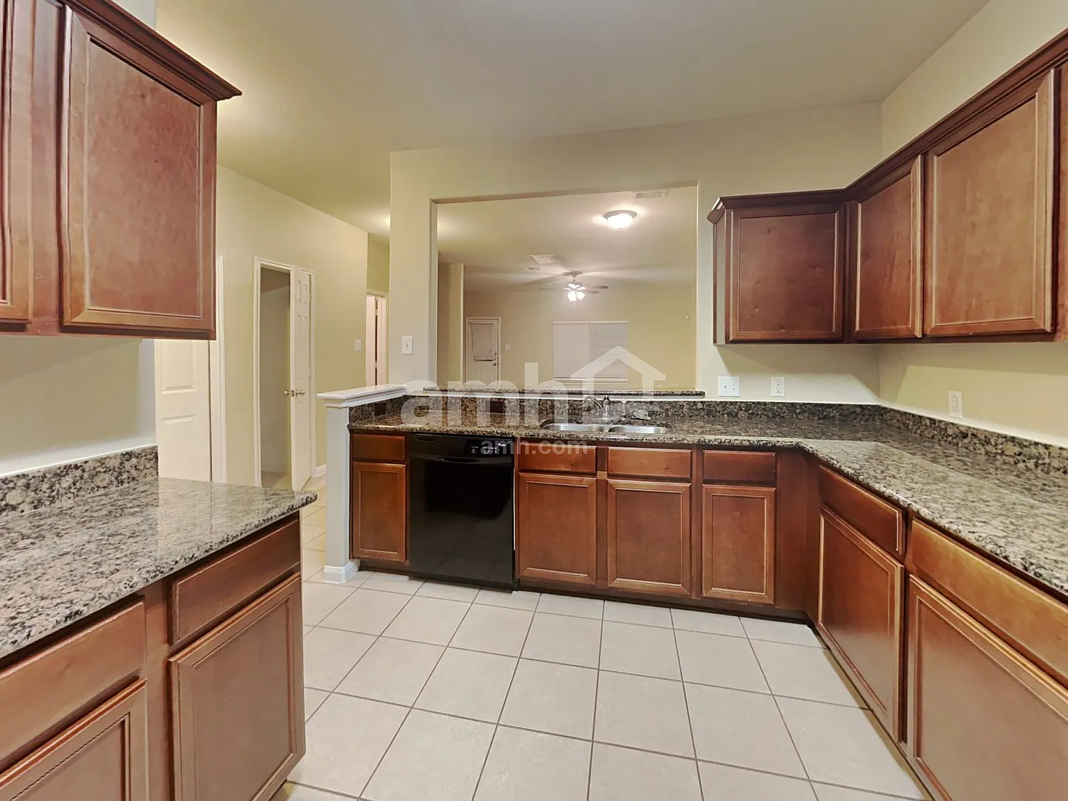 5 bed, 2.5 bath, 2606 sqft, $2,295 — Photo 4