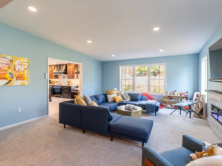 18 Steeplechase Dr — Photo 5