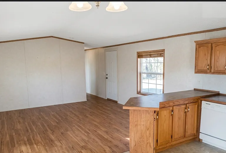 9 Hartland St N — Photo 2