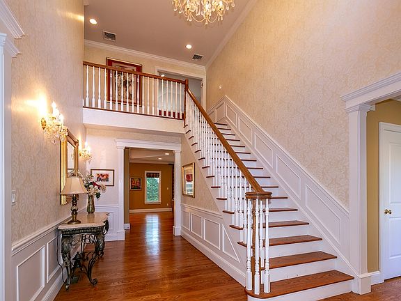 4th image of 215 Elm Dr