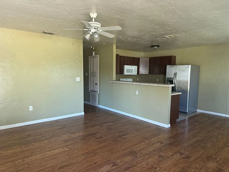570 W Sterling Price St — Photo 4