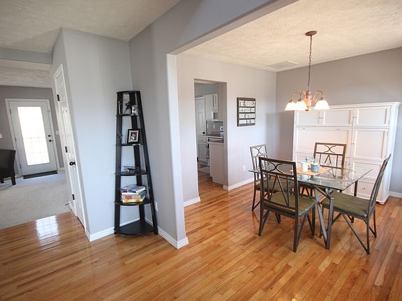 3rd image of 201 N Cedarwood Ave