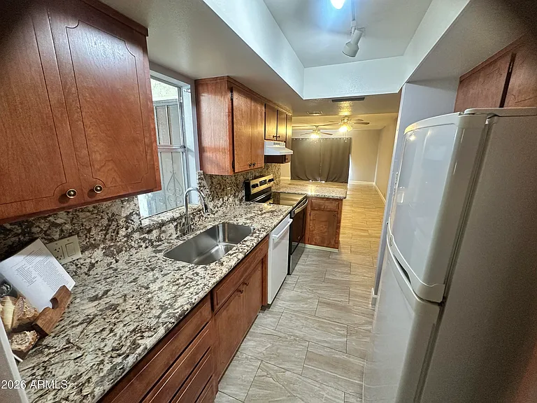 5208 S Hazelton Ln — Photo 1