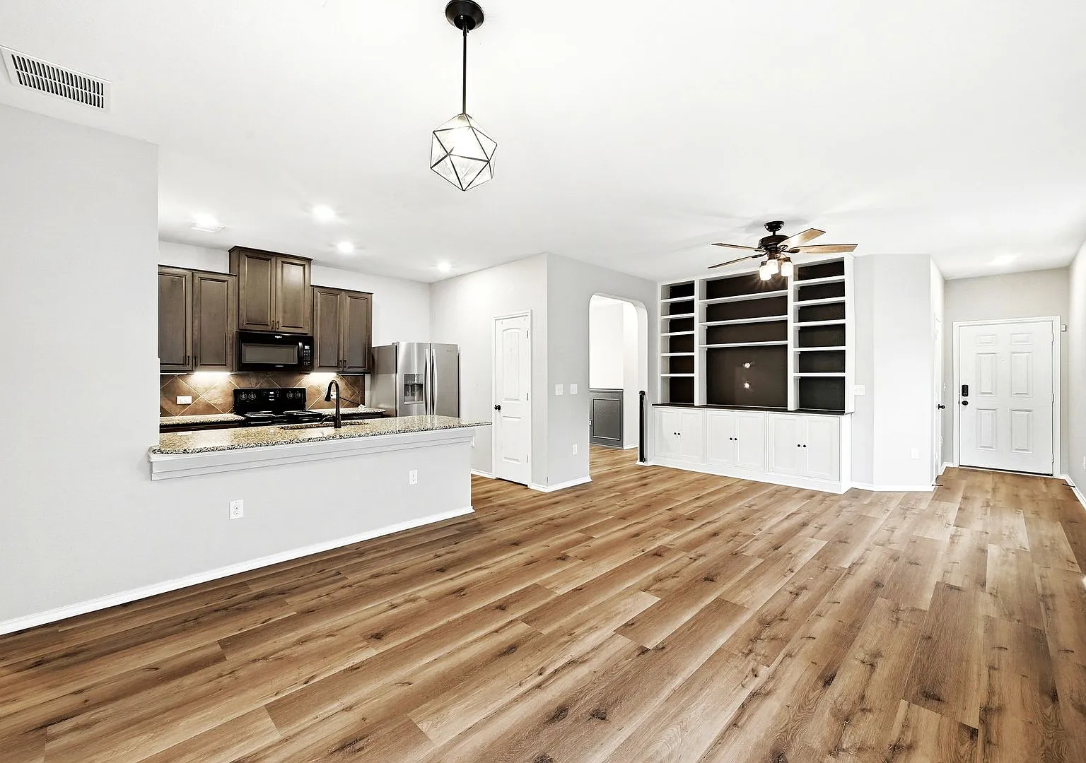 Welcome to Wonderful! Gorgeous home on Greenbelt Available Now! — Photo 4