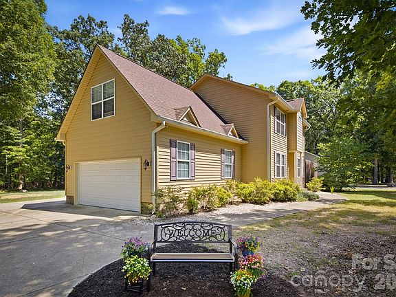 2nd image of 802 White Oaks Cir