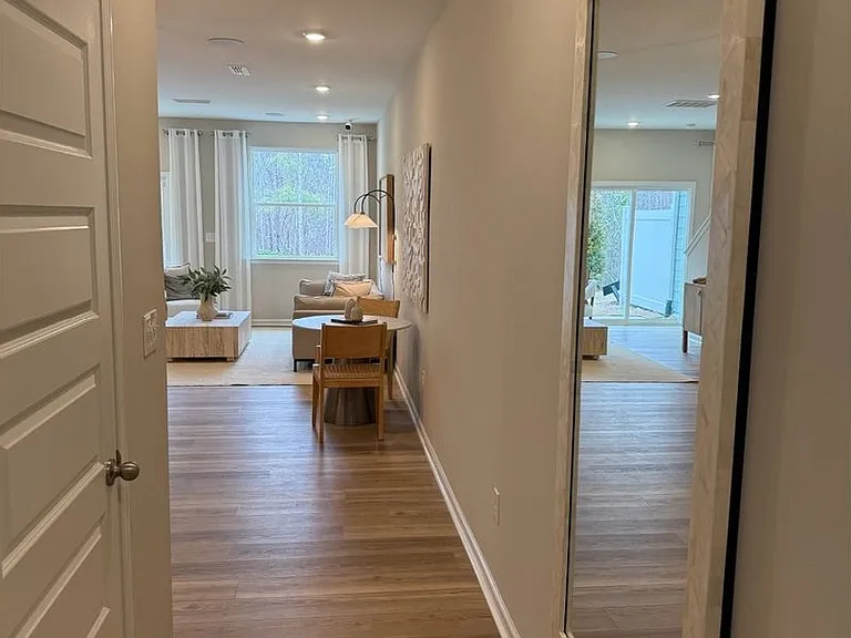 511 Eastwood Dr — Photo 2