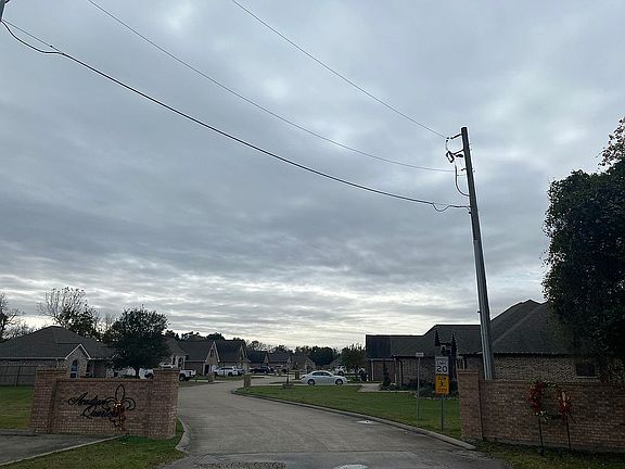 2nd image of 605 Alexandria Ln