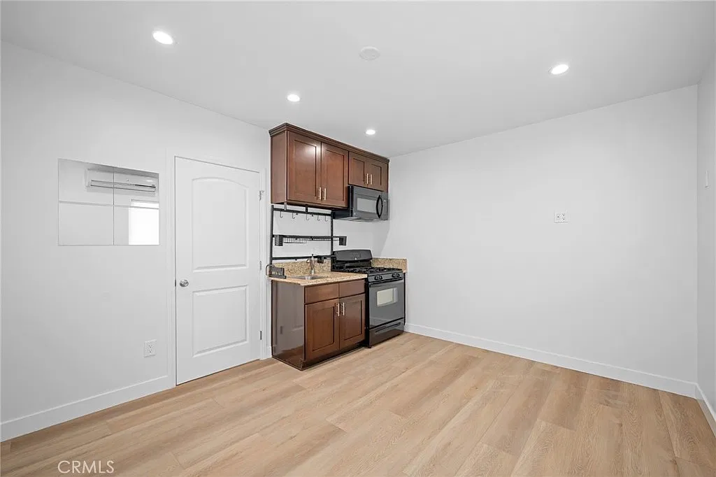 1 bed, 300 sqft, $1,400 — Photo 4