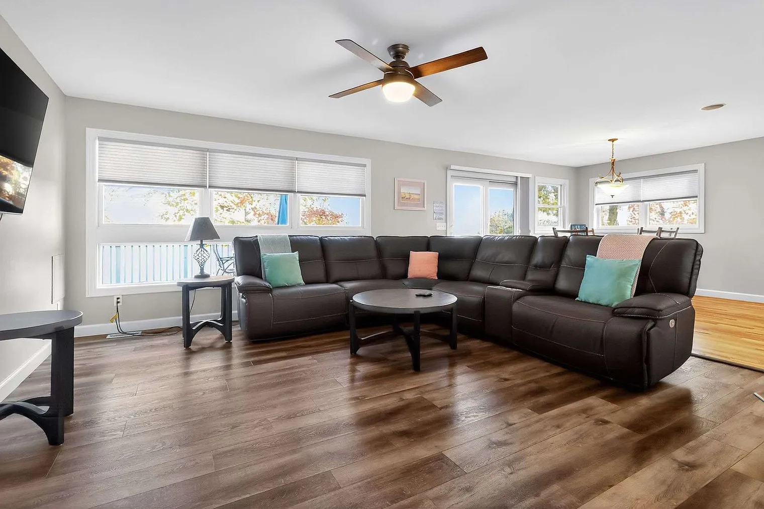 4 bed, 4.0 bath, 2389 sqft, $8,662 — Photo 2