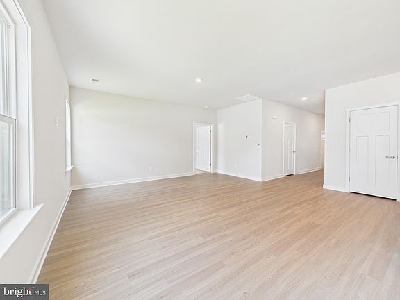 5th image of 362 Baker Dr