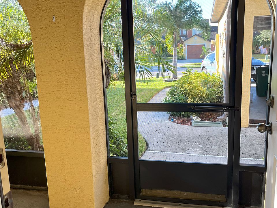 FRONT ENCLOSED SITTING AREA