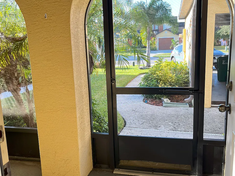 FRONT ENCLOSED SITTING AREA