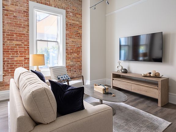4th image of 17 Palafox Pl #313