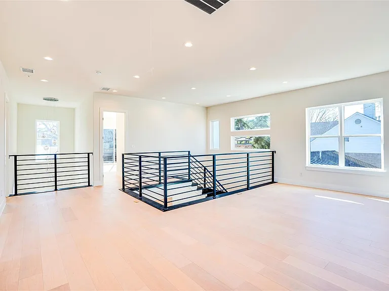3611 S Versailles Ave — Photo 19