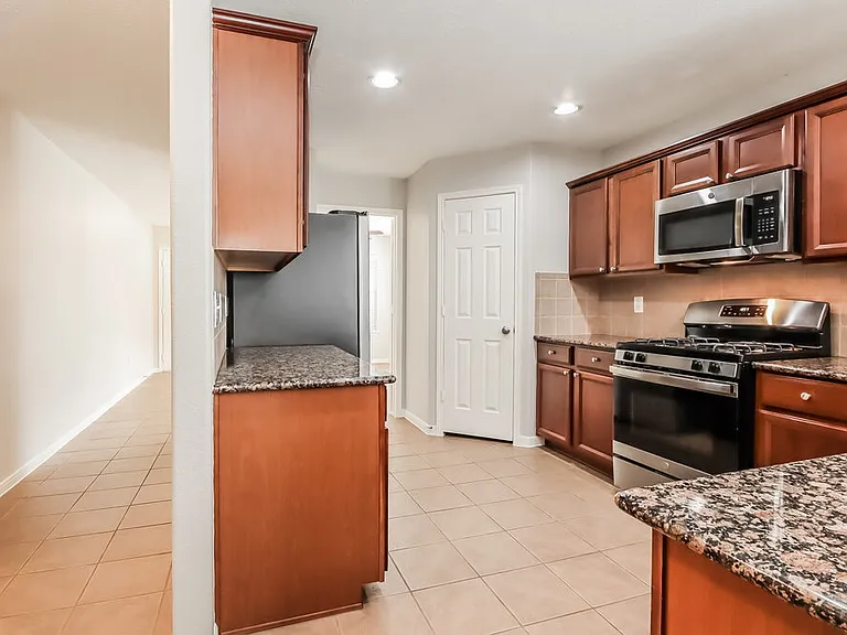 21619 Kingston Terrace Ln — Photo 9