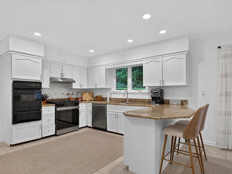 1341 Pelhamdale Ave — Photo 7