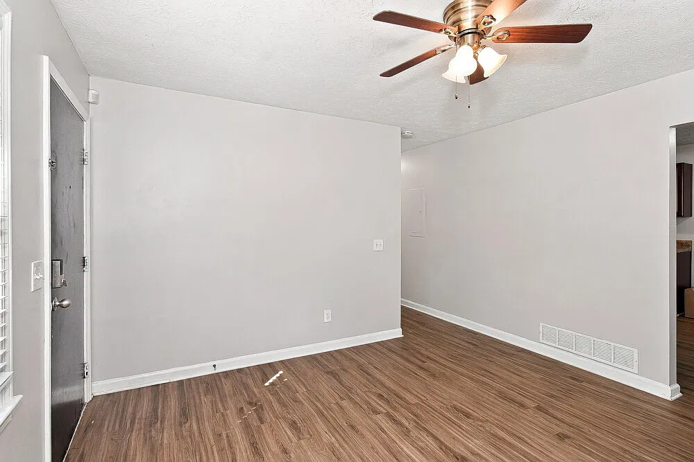 3 bed, 1.0 bath, 912 sqft, $1,425 — Photo 4