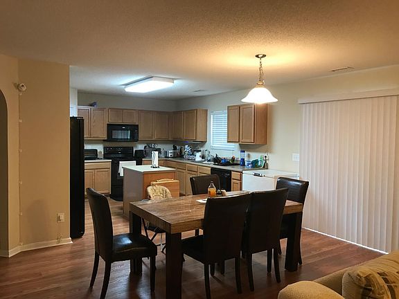 Kitchen & Breakfast Area