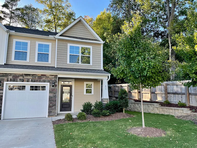 411 Lionel St — Photo 1