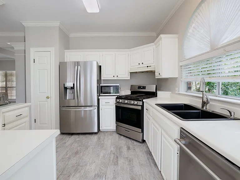 1811 Iris Ln — Photo 13