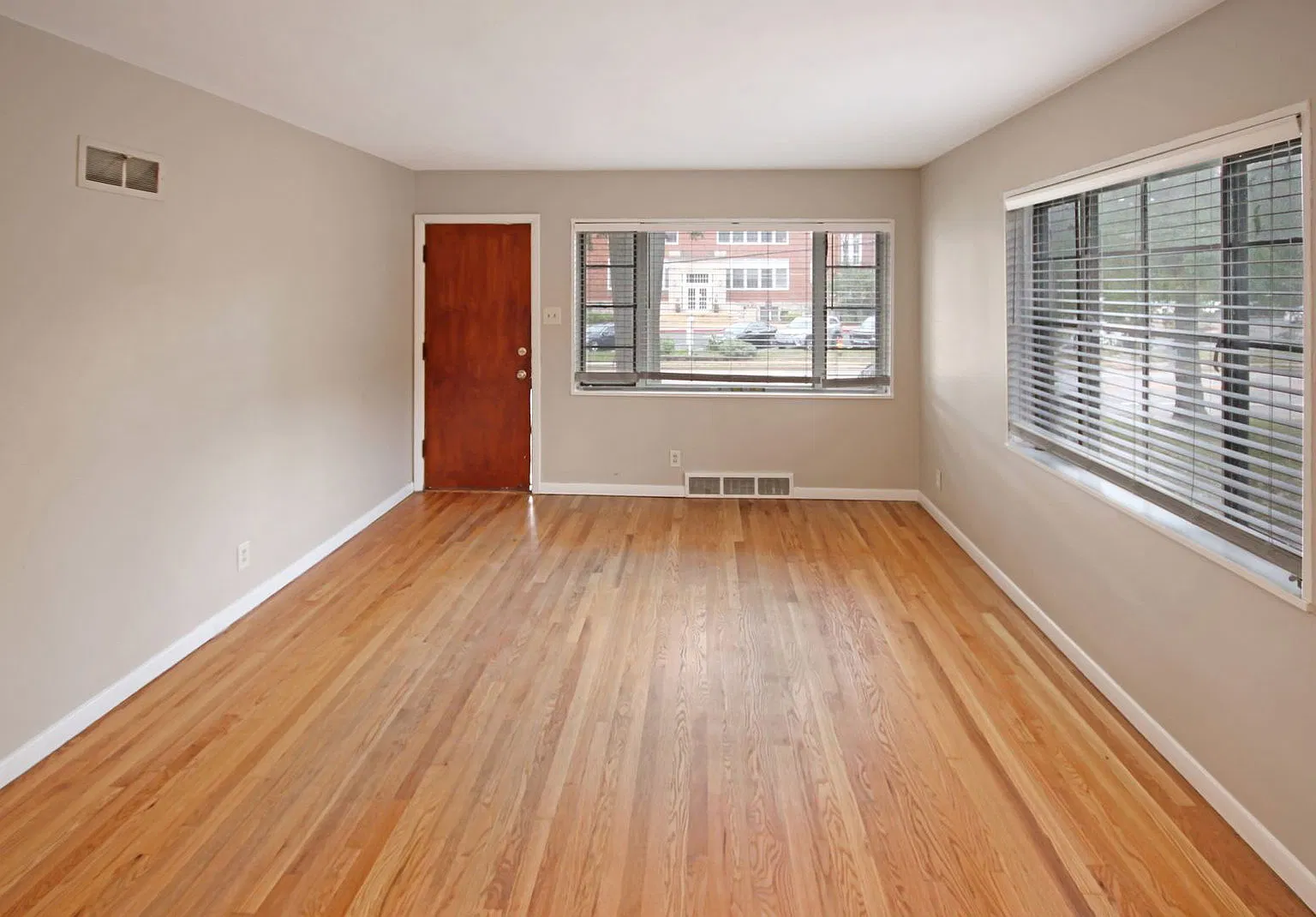 3 bed, 1.0 bath, 1044 sqft, $2,095 — Photo 3