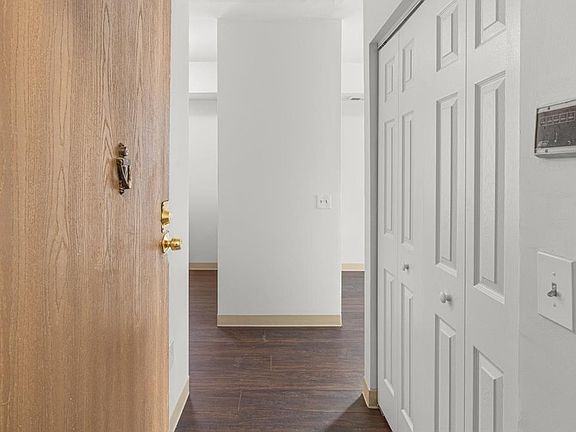 5th image of 590 Parkview Dr APT 201