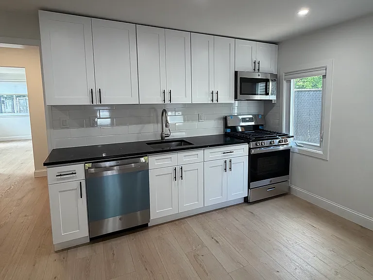 140 Main St #A — Photo 2