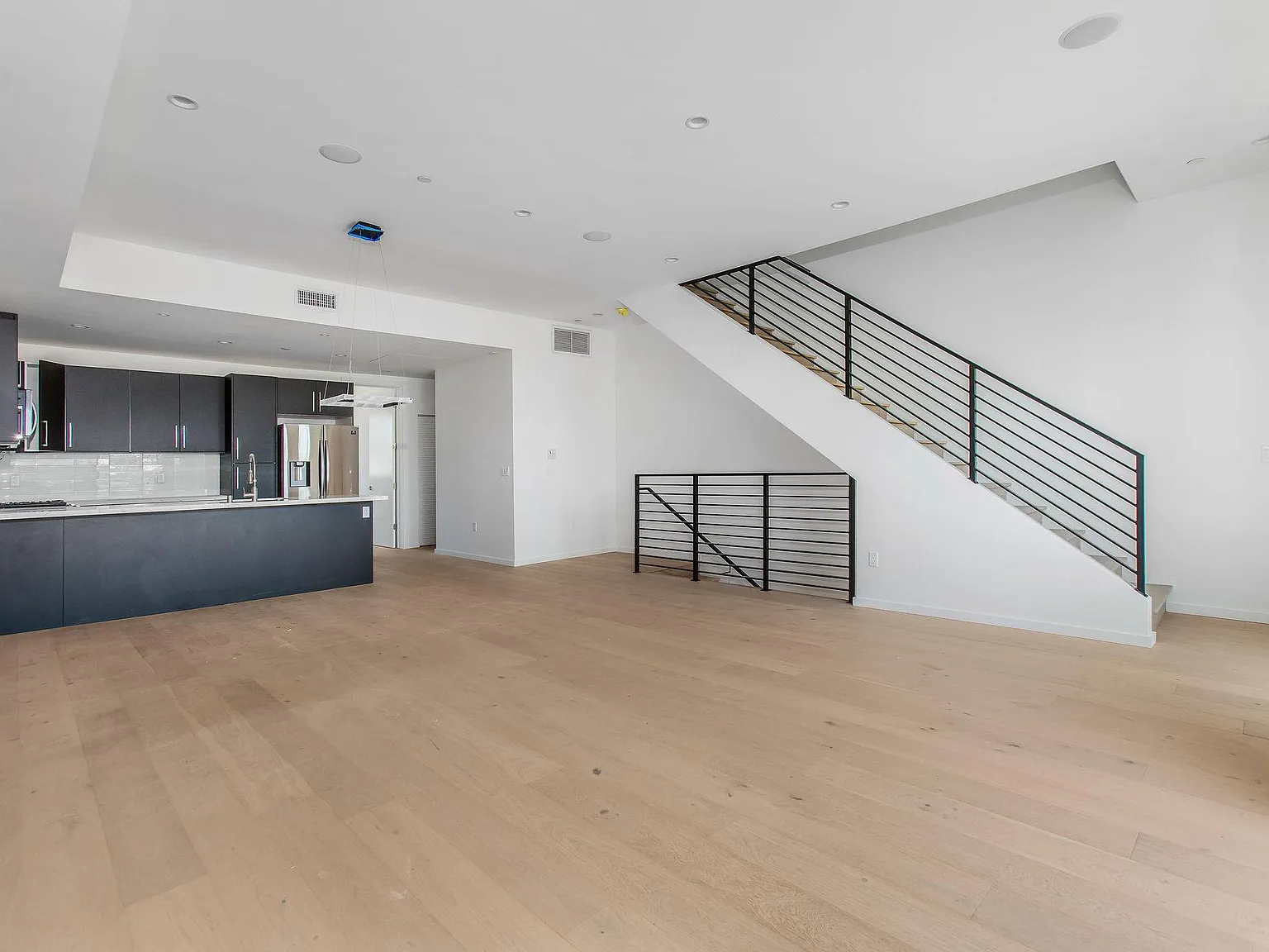 4 bed, 4.5 bath, 2547 sqft, $6,550 — Photo 3