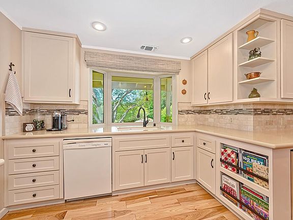 2nd image of 9485 Oak Leaf Way