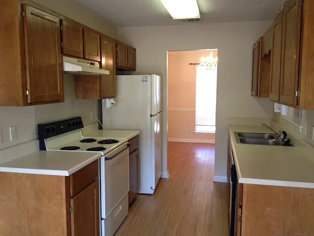 3 bed 2 bath/Fenced yard. Convenient to I-95, Richmond Hill schools, and shopping. — Photo 4