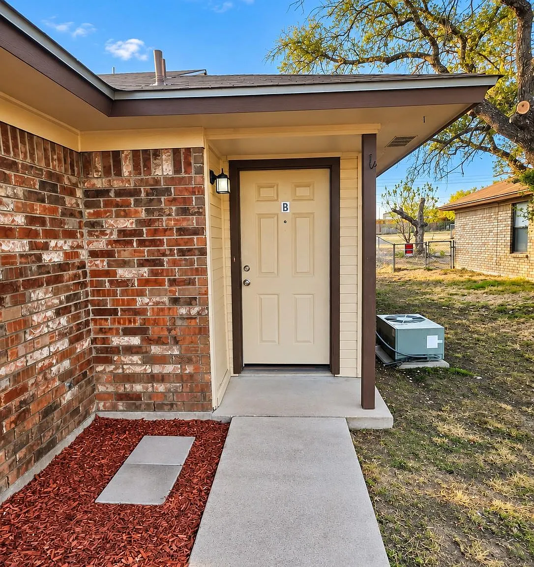 2 bed, 1.0 bath, 870 sqft, $1,300 — Photo 2