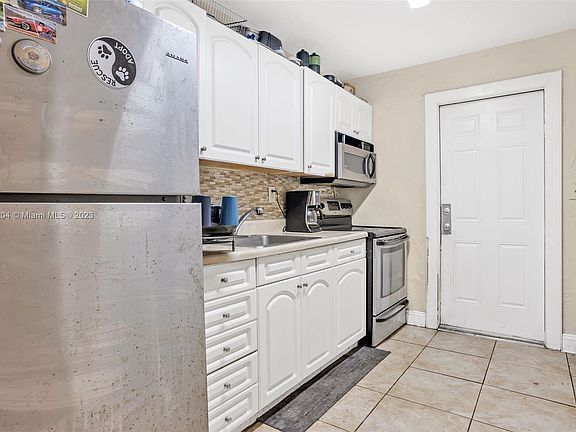 5th image of 2633 NE 15th Ave