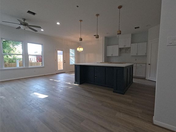 4th image of 9427 Coffee St