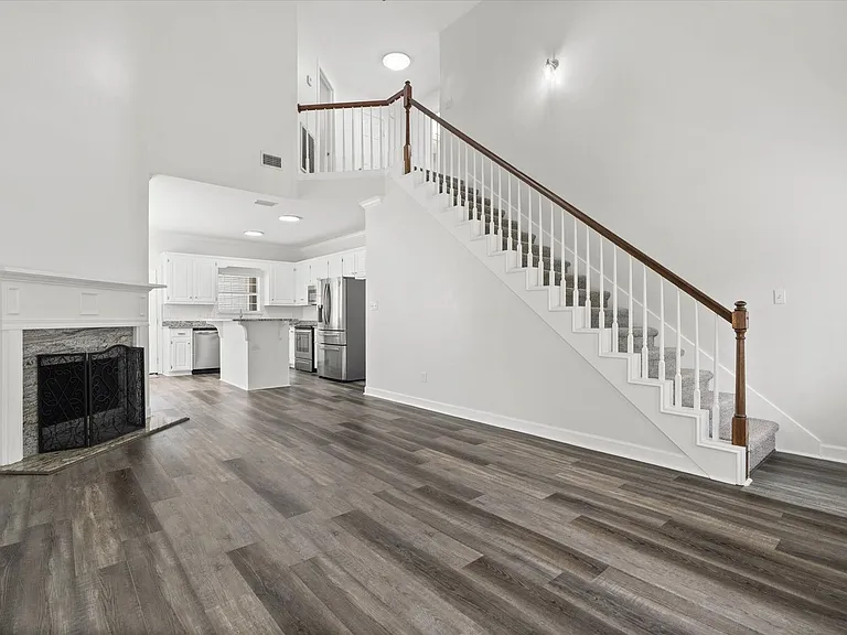 1009 Pinemont Dr — Photo 2