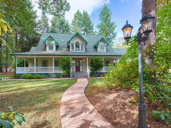 306 White Oak Dr, Cave Junction, OR 97523
