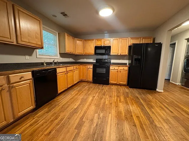 1142 Windsor St SW — Photo 2