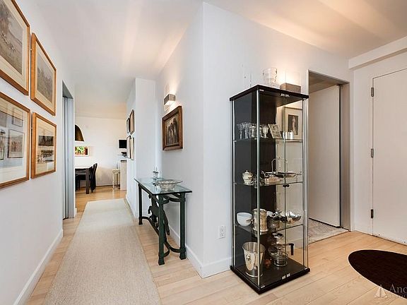 5th image of 322 W 57th St APT 33F1