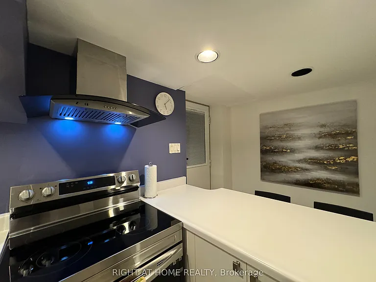 1196 Avenue Rd #LOWER — Photo 11