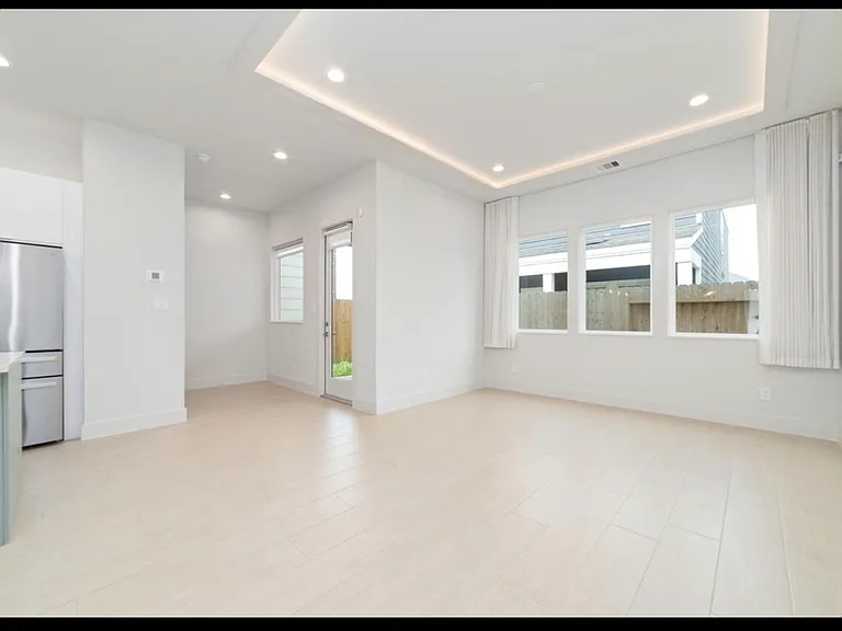 3007 Ventas Dr — Photo 8